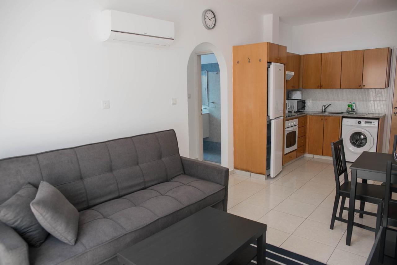 Renovated One Bedroom Apartment In Paphos With Pool Exteriör bild